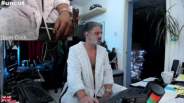 Snapshot of OnlineBossUK chatting on September 2025 10:13:01 PM OnlineBossUK online show from September 2025 10:13:01 PM