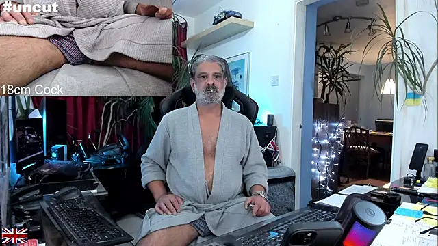 Snapshot of OnlineBossUK chatting on September 2025 07:18:02 PM OnlineBossUK online show from September 2025 07:18:02 PM