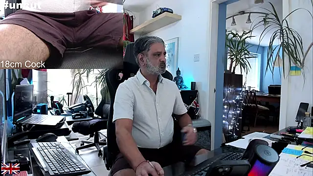 Snapshot of OnlineBossUK chatting on September 2025 01:27:01 PM OnlineBossUK online show from September 2025 01:27:01 PM