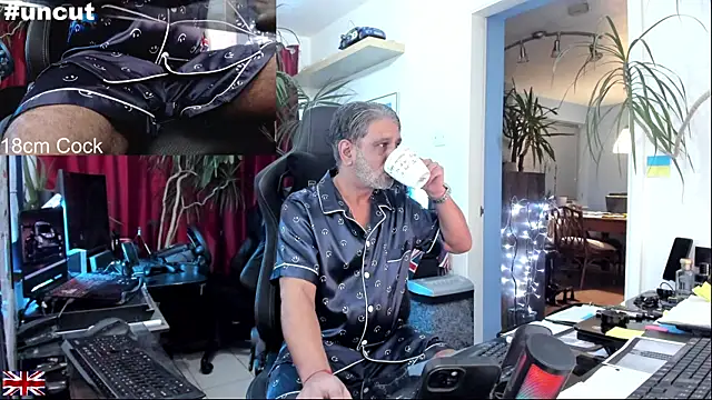 Snapshot of OnlineBossUK chatting on October 2025 05:55:02 PM OnlineBossUK online show from October 2025 05:55:02 PM