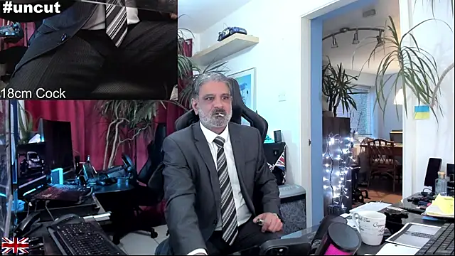 Snapshot of OnlineBossUK chatting on October 2025 04:52:02 PM OnlineBossUK online show from October 2025 04:52:02 PM