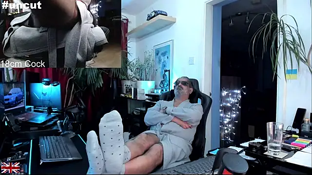 Snapshot of OnlineBossUK chatting on November 2025 05:29:02 AM OnlineBossUK online show from November 2025 05:29:02 AM