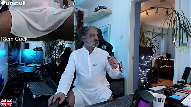 Snapshot of OnlineBossUK chatting on November 2025 03:11:02 PM OnlineBossUK online show from November 2025 03:11:02 PM