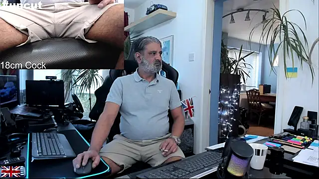 Snapshot of OnlineBossUK chatting on November 2025 03:27:01 PM OnlineBossUK online show from November 2025 03:27:01 PM