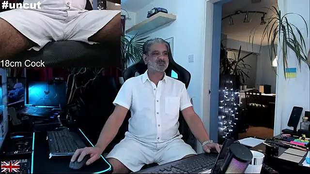 Snapshot of OnlineBossUK chatting on November 2025 06:18:01 PM OnlineBossUK online show from November 2025 06:18:01 PM