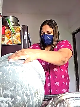 MOM-SUN-COUPLE online show from September 2025 09:35:02 AM