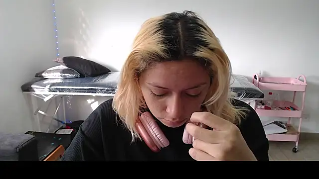 MommyMiaWs online show from March 2025 12:48:01 PM