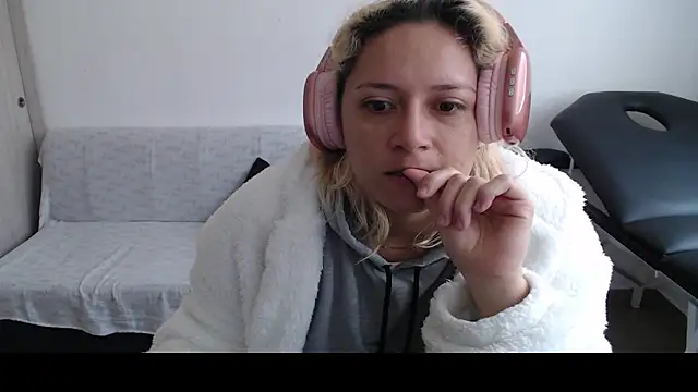 MommyMiaWs online show from March 2025 01:03:01 PM