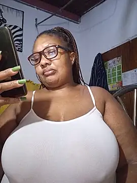 Snapshot of YELLOW_BONE chatting on May 2026 11:22:02 PM YELLOW BONE online show from May 2026 11:22:02 PM