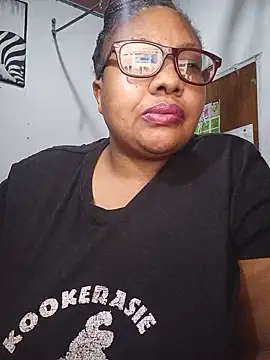 Snapshot of YELLOW_BONE chatting on June 2026 09:10:01 PM YELLOW BONE online show from June 2026 09:10:01 PM