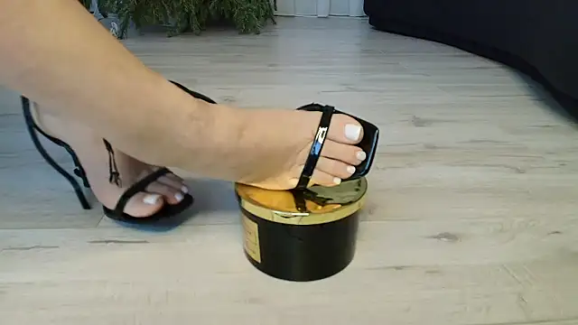 Snapshot of ASSYA chatting on January 2026 08:00:02 PM ASSYA online show from January 2026 08:00:02 PM