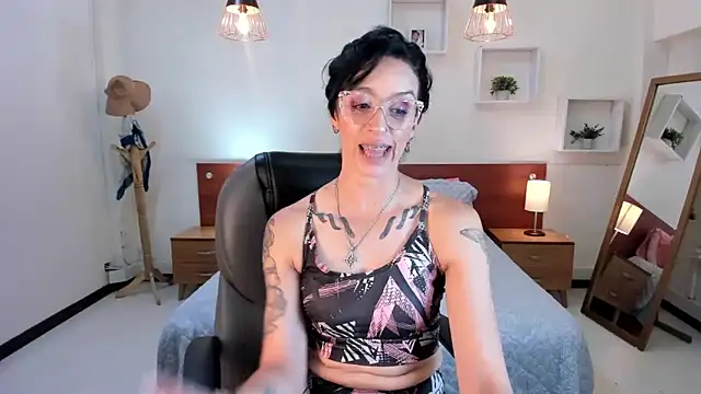 Kristen Garner online show from January 2025 08:54:01 PM