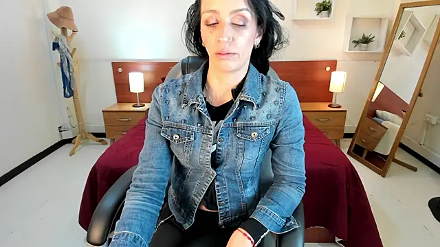 Kristen Garner online show from February 2025 08:06:02 PM