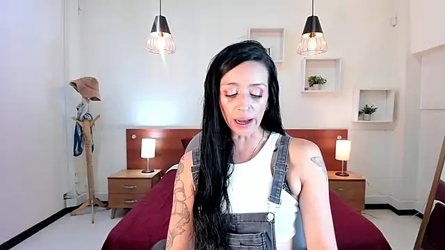 Kristen Garner online show from February 2025 08:45:01 PM