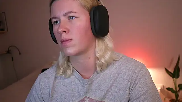 moonamii online show from December 2024 05:33:02 PM