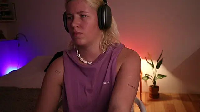 moonamii online show from January 2025 09:26:02 PM