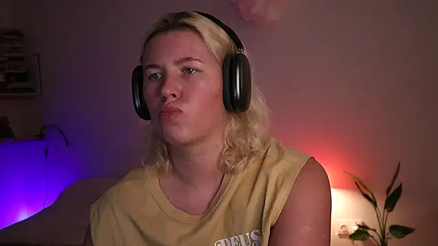 moonamii online show from January 2025 05:17:01 PM