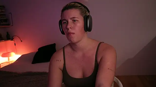 moonamii online show from February 2025 02:44:02 PM