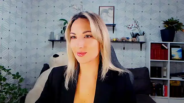 MillaXQueen online show from November 2025 02:28:02 PM