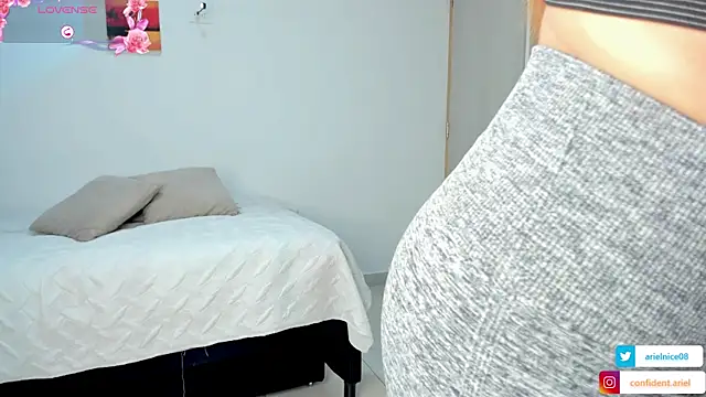 ariel35 online show from September 2025 09:48:02 PM