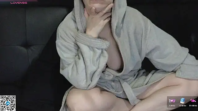 Snapshot of Mia_G0ld chatting on November 2025 02:28:01 PM Mia G0ld online show from November 2025 02:28:01 PM