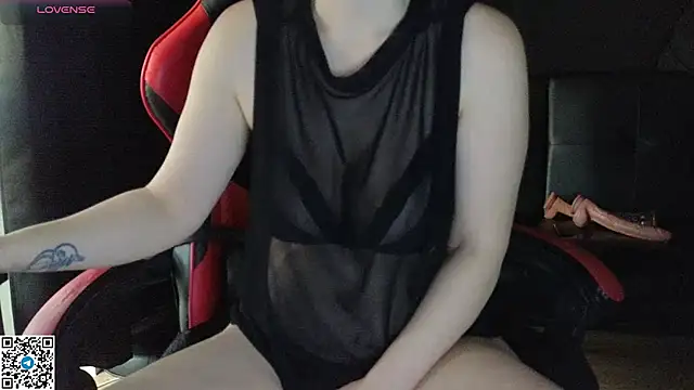 Snapshot of Mia_G0ld chatting on November 2025 03:33:02 PM Mia G0ld online show from November 2025 03:33:02 PM