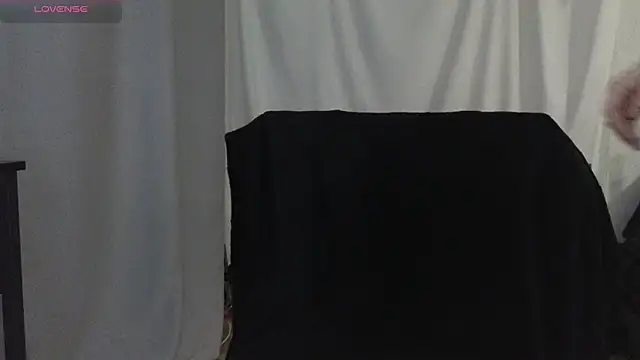 Snapshot of Mia_G0ld chatting on January 2026 04:12:02 PM Mia G0ld online show from January 2026 04:12:02 PM