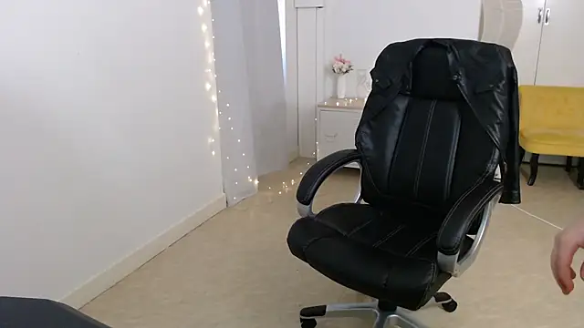 Crystal-dreamt online show from October 2025 09:19:02 AM