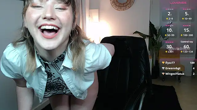 Snapshot of Crystal-dreamt chatting on June 2026 09:10:01 AM Crystal-dreamt online show from June 2026 09:10:01 AM
