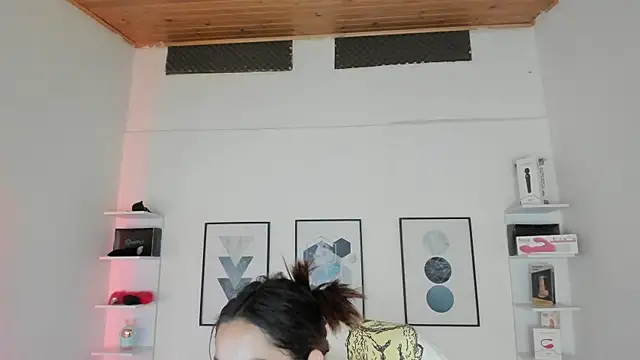 cristal  hot 1 online show from February 2025 04:04:01 AM