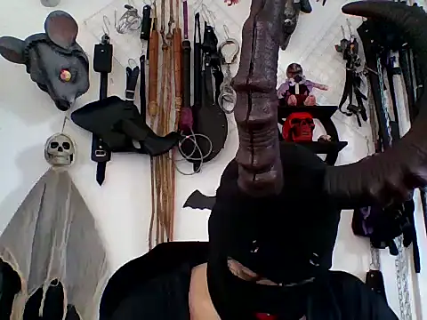 Snapshot of FeticheMacabre chatting on May 2026 04:00:01 PM FeticheMacabre online show from May 2026 04:00:01 PM