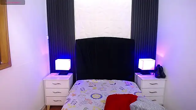 alicia moom online show from February 2025 06:54:02 PM