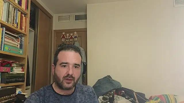 curiosillo83 online show from October 2025 11:49:02 PM