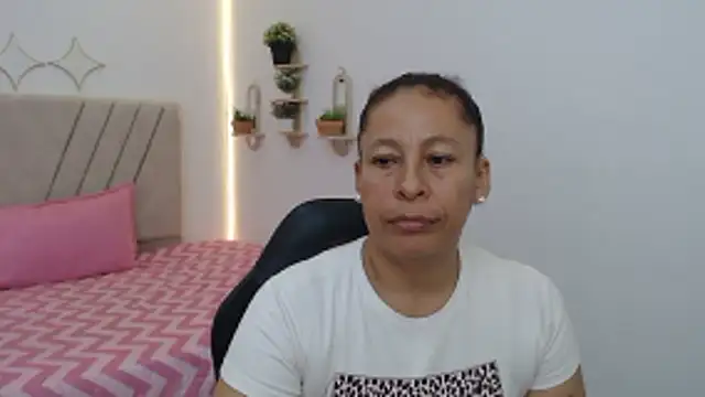 Snapshot of mature_martina chatting on April 2026 08:10:01 PM mature martina online show from April 2026 08:10:01 PM