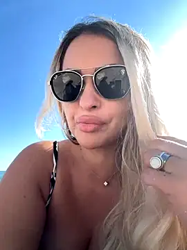 Denisse Perry online show from November 2025 02:17:02 PM