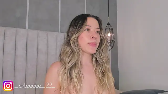 chloe d online show from February 2025 06:01:01 PM