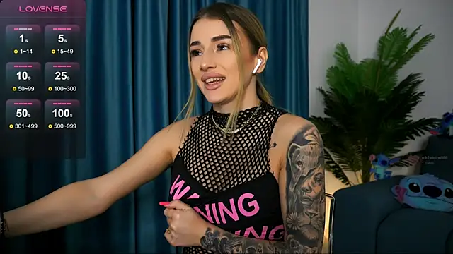 Snapshot of AishaCarter chatting on February 2025 06:28:01 PM AishaCarter online show from February 2025 06:28:01 PM