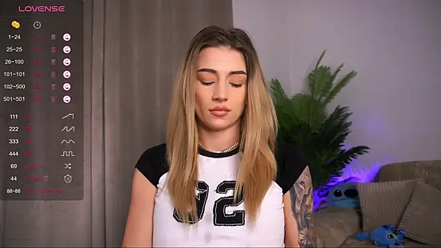 Snapshot of AishaCarter chatting on February 2025 09:35:02 PM AishaCarter online show from February 2025 09:35:02 PM