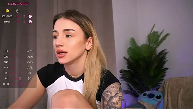 Snapshot of AishaCarter chatting on February 2025 12:37:02 AM AishaCarter online show from February 2025 12:37:02 AM