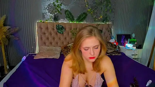 Snapshot of DellaRowe chatting on February 2025 01:34:01 AM DellaRowe online show from February 2025 01:34:01 AM