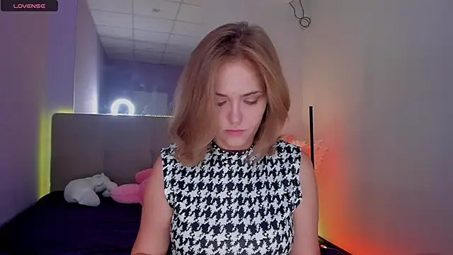 Snapshot of DellaRowe chatting on September 2025 12:16:01 PM DellaRowe online show from September 2025 12:16:01 PM