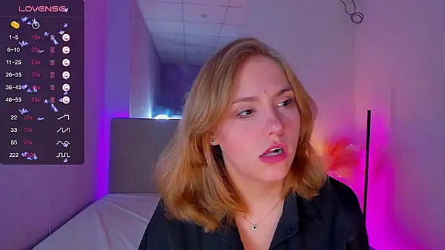 Snapshot of DellaRowe chatting on September 2025 12:30:01 PM DellaRowe online show from September 2025 12:30:01 PM