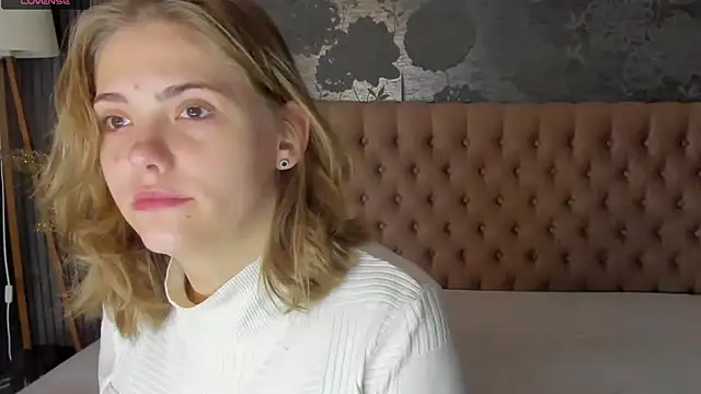 Snapshot of DellaRowe chatting on October 2025 06:01:02 AM DellaRowe online show from October 2025 06:01:02 AM