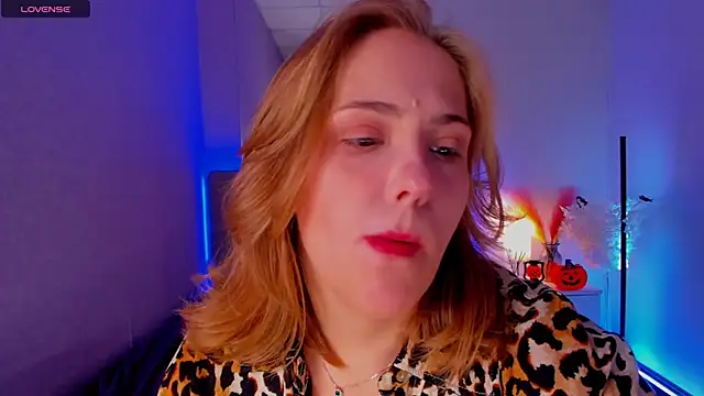 Snapshot of DellaRowe chatting on October 2025 12:27:02 PM DellaRowe online show from October 2025 12:27:02 PM