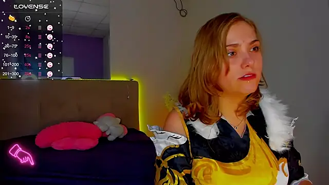 Snapshot of DellaRowe chatting on November 2025 01:28:01 PM DellaRowe online show from November 2025 01:28:01 PM