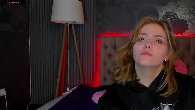 Snapshot of DellaRowe chatting on November 2025 06:24:01 AM DellaRowe online show from November 2025 06:24:01 AM