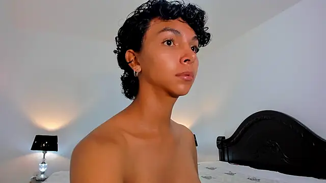 Snapshot of xhenisa_ chatting on February 2025 09:48:02 PM xhenisa online show from February 2025 09:48:02 PM