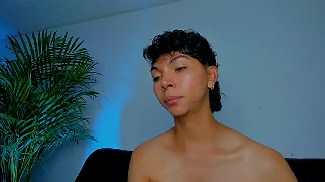 Snapshot of xhenisa_ chatting on November 2025 12:00:02 AM xhenisa online show from November 2025 12:00:02 AM