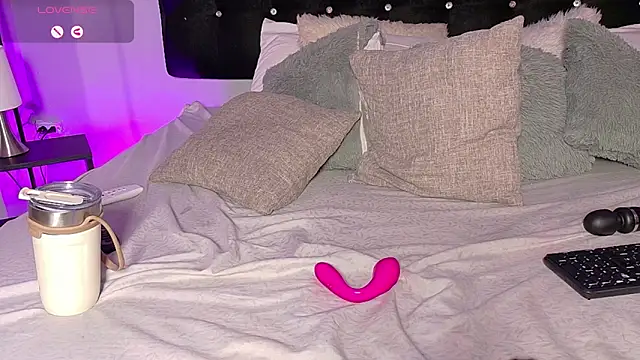 Snapshot of charlotteeruss chatting on December 2024 05:21:02 PM charlotteeruss online show from December 2024 05:21:02 PM