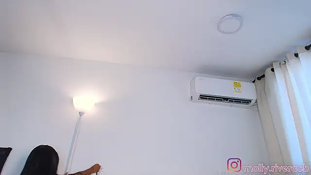 mollyrivera online show from December 2025 05:41:01 PM